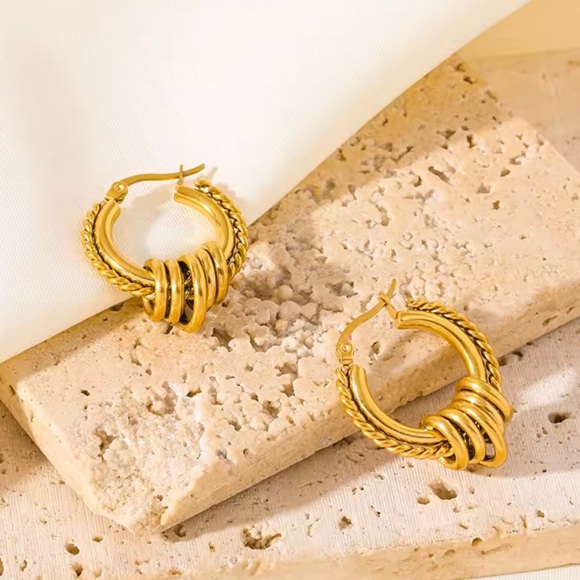 NEW 18K GOLD PLATED TWISTED HOOP EARRINGS SET – LUXURY BOLD DESIGN - Picture 3 of 6